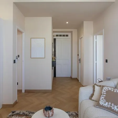 #52 Etoile ,central, Balcony, Ac-5 Min P Massena * نيس